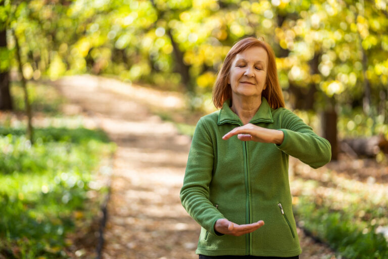femme réalisant un mouvement de tai chi