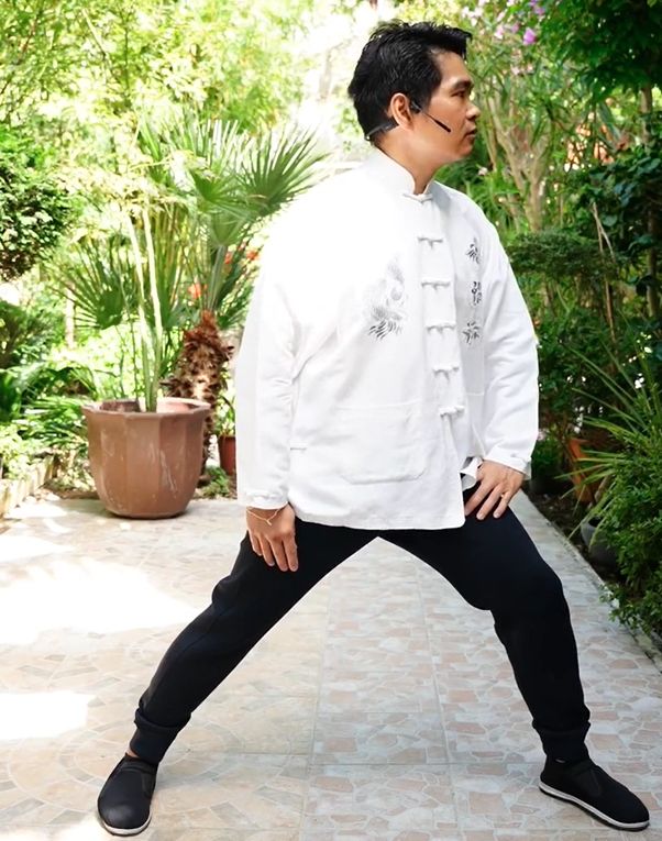 homme faisant du Tai Chi