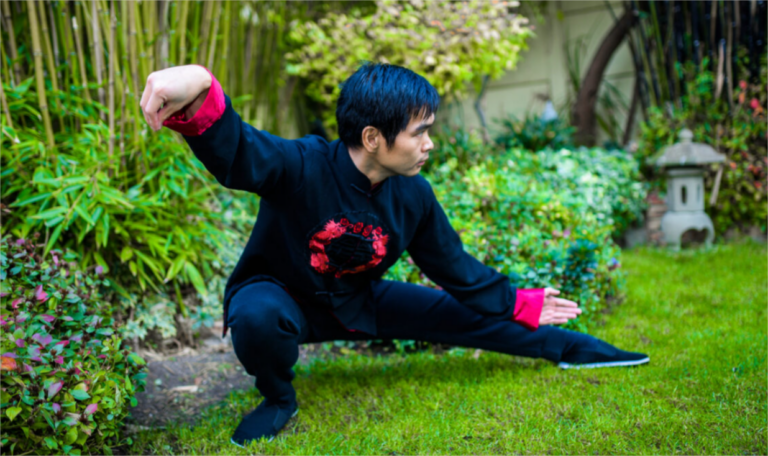 Pas rasant (Pú bù) : technique, bienfaits et passage en position de l’arc