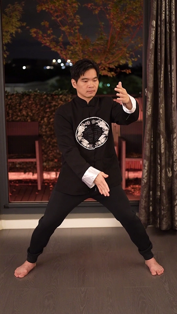 homme faisant du Tai Chi