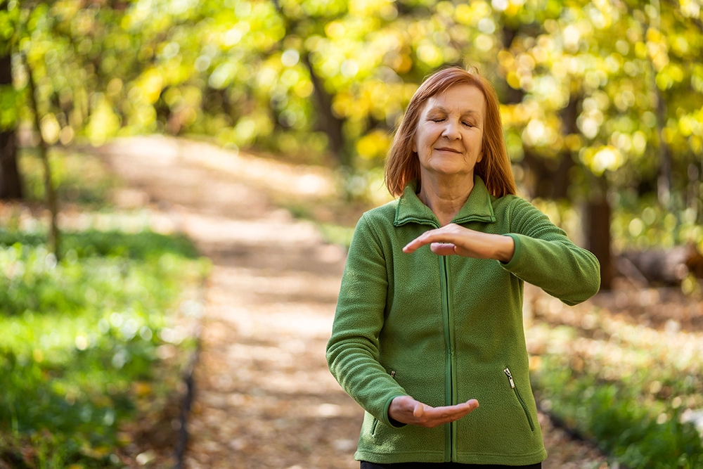 femme faisant du Tai Chi